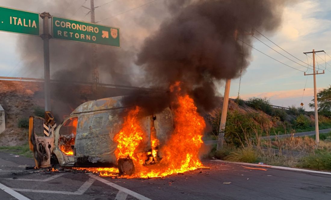 Queman vehículos y bloquean carreteras en dos municipios de Michoacán