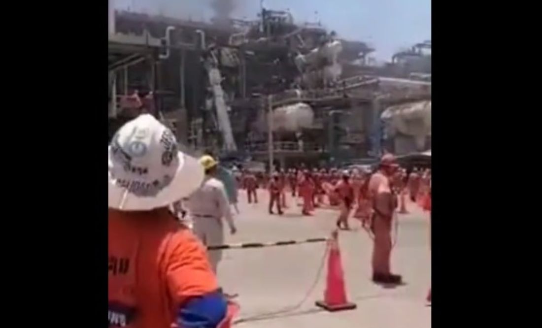 Reportan incendio en Refinería de Dos Bocas; habría sido provocado por explosión de pipa