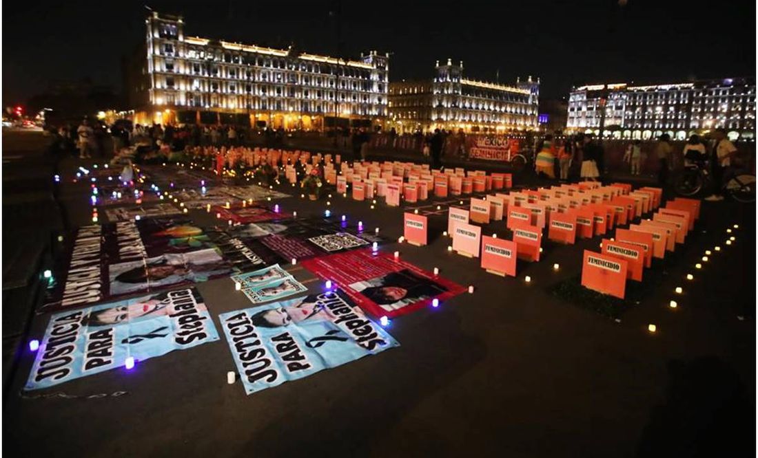 Velada contra feminicidios frente a Palacio Nacional. Foto: Francisco Rodríguez/ EL UNIVERSAL