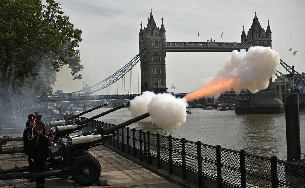 La Honorable Compañía de Artillería del Ejército Británico dispara un saludo real de 62 cañones desde Tower Wharf, junto a la Torre de Londres, para conmemorar el primer aniversario del ascenso al trono de Su Majestad el rey Carlos III, en Londres. Foto: AFP