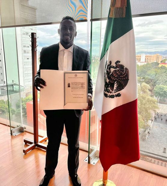 Julián Quiñones recibió su carta de naturalización - Foto: @julianquinones33
<p>en Instagram