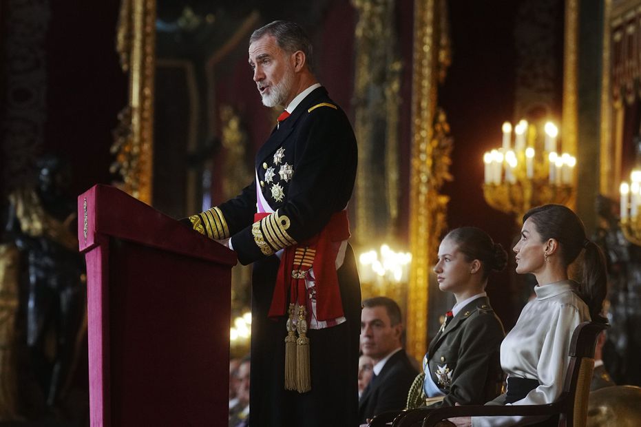 El rey Felipe VI pronuncia su discurso acompañado de la reina Letizia y la princesa Leonor, durante la recepción este sábado en el Palacio Real con motivo de la Pascua Militar. Foto: EFE