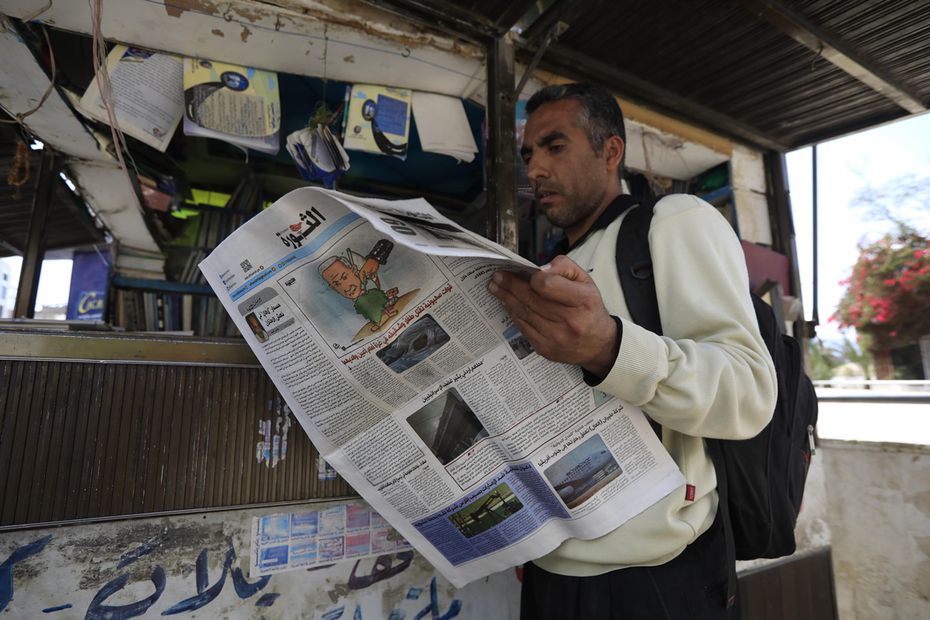 Una persona lee un periódico local que publica noticias sobre el reciente ataque de los hutíes a un petrolero británico, en Saná, Yemen. Foto: EFE