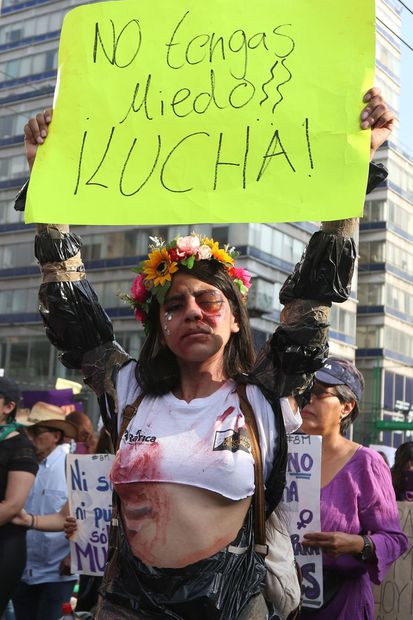 Una joven maquillada simulando el ojo hinchado por golpes y heridas en el abdomen se manifiesta levantando una cartulina durante la marcha del Día de la Mujer el 8 de marzo del 2020 en el cruce de Eje Central, a la altura de la calle de Madero, de esta capital. Foto: Carlos Mejía/ EL UNIVERSAL
<p>