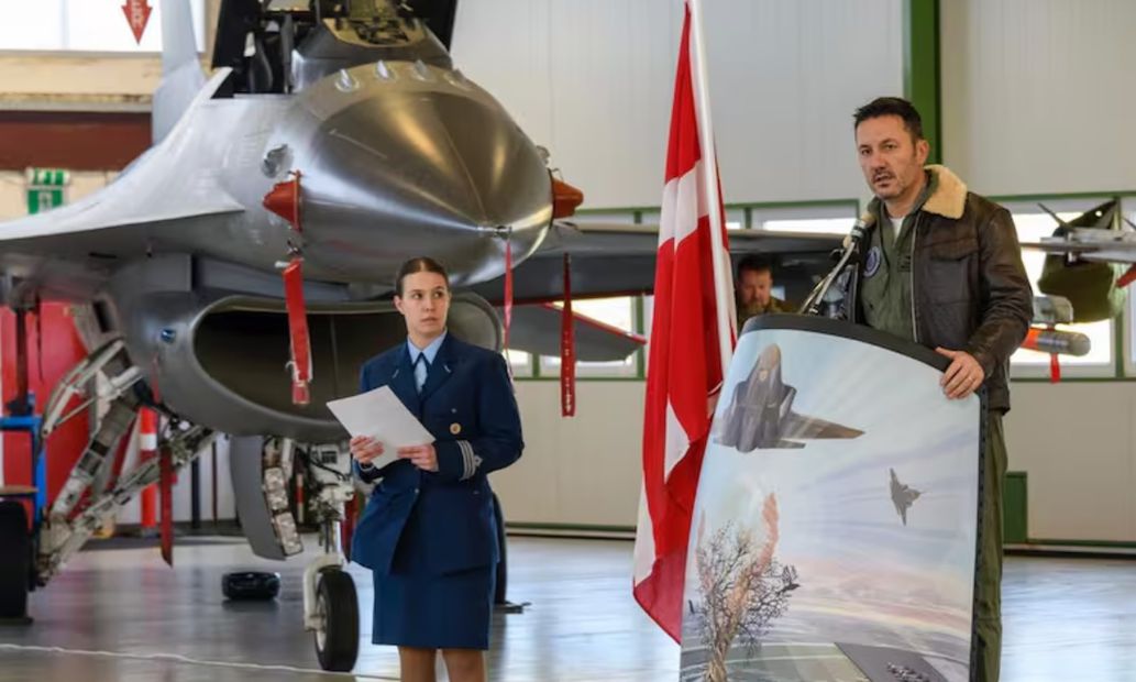 Luis Petri en Dinamarca durante la firma del acuerdo de los 24 aviones de combate F16. Foto: Ministerio de Defensa
