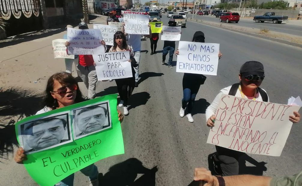 Familiares de detenido por incendio de estación migratoria exigen que detengan al contraalmirante del INM, Salvador González Guerrero. Foto: Paola Gamboa