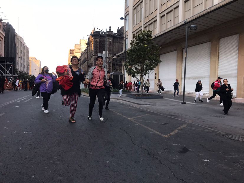Fans de Rosalía madrugan para llegar al Zócalo, en donde la cantante española realizará un concierto hoy. Foto: Francisco Rodríguez / EL UNIVERSAL