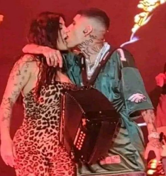 Karely Ruiz y Santa Fe Klan se besaron durante el concierto del rapero en Monterrey.