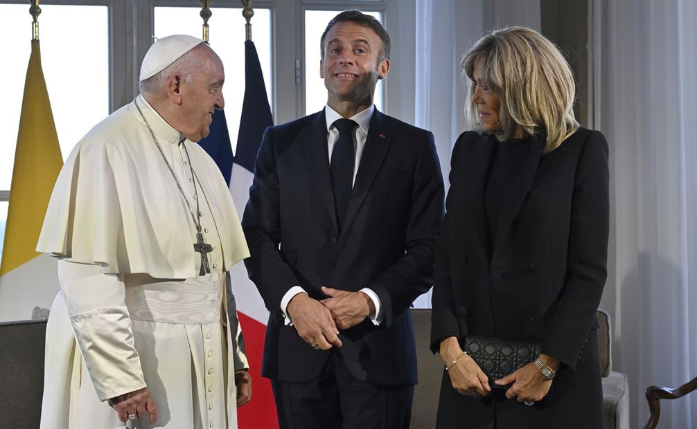 El papa Francisco se reúne con el presidente francés Emmanuel Macron (centro) y su esposa Brigitte en el Palais du Pharo, en Marsella. Foto: AP