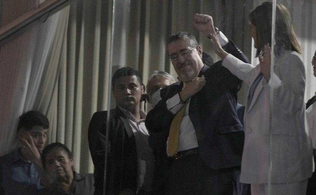 El candidato presidencial Bernardo Arévalo y su compañera de fórmula Karin Herrera. Foto: AP