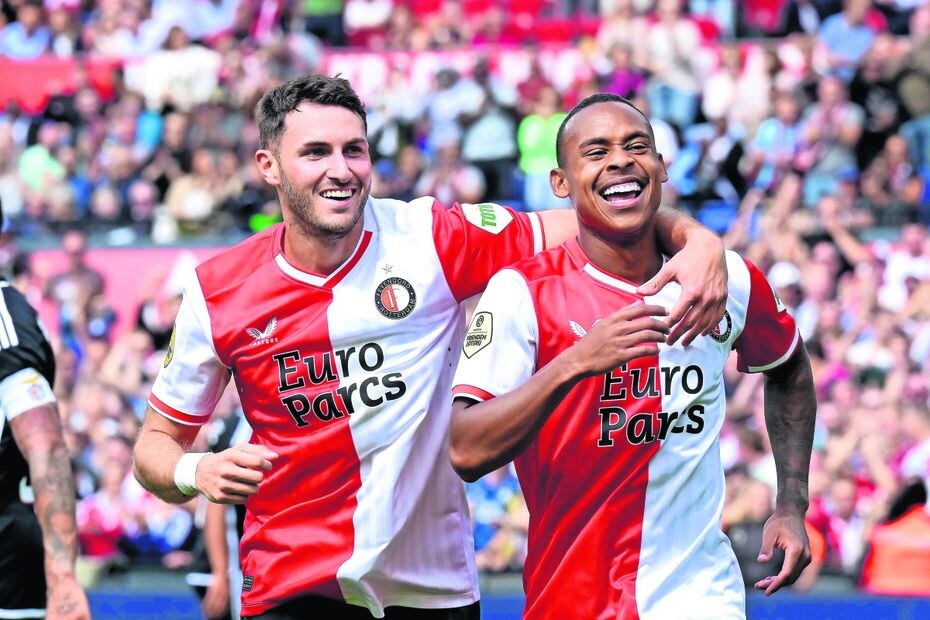 Santiago Giménez marca gol con el Feyenoord