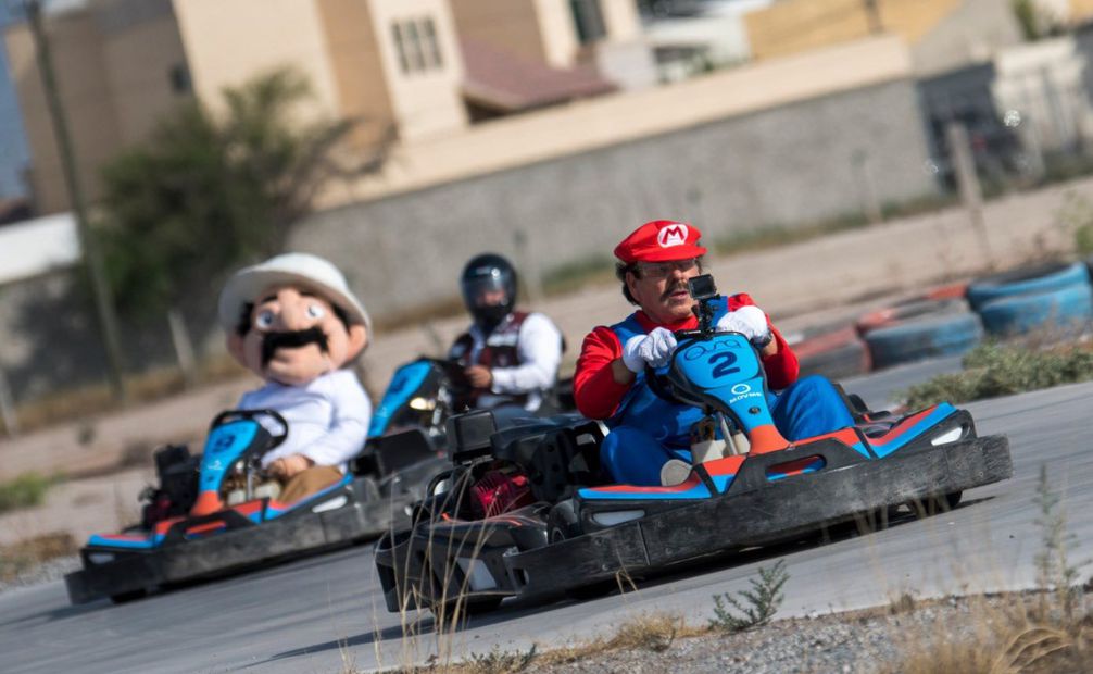 Armando Guadiana vestido de Mario Bros y en un Go Kart. / Foto: Tomada de "X", @aguadiana.