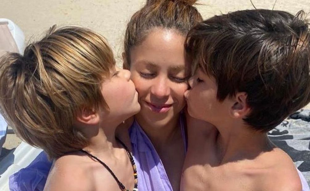 Shakira junto a sus hijos Milan y Sasha. Foto: Instagram @shakira