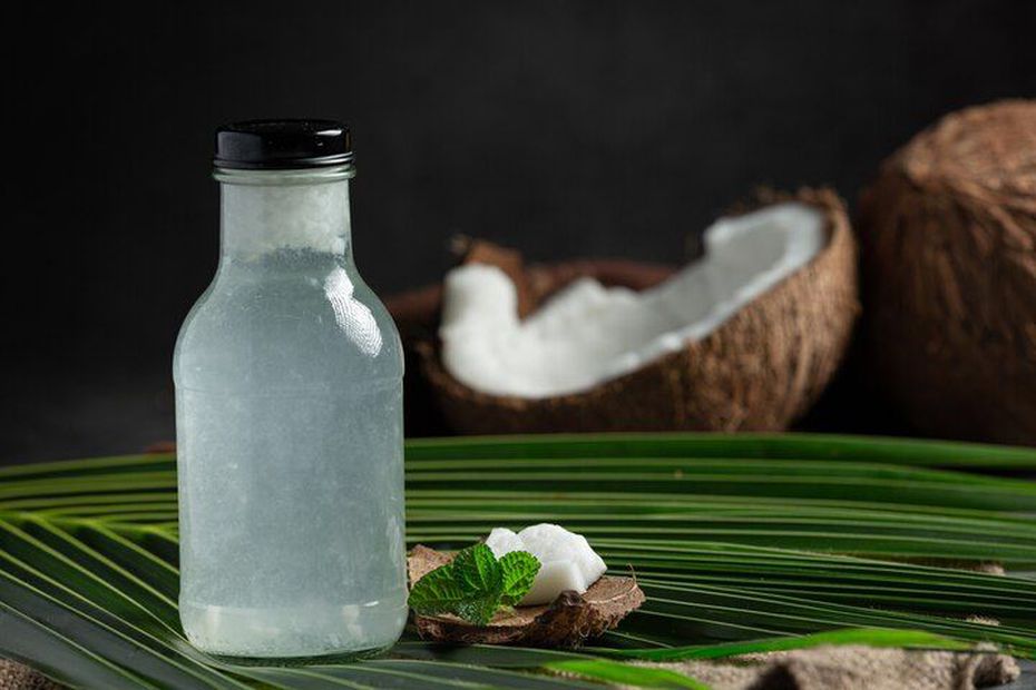 El agua de coco es una opción refrescante y relativamente saludable. Fuente: Freepik.