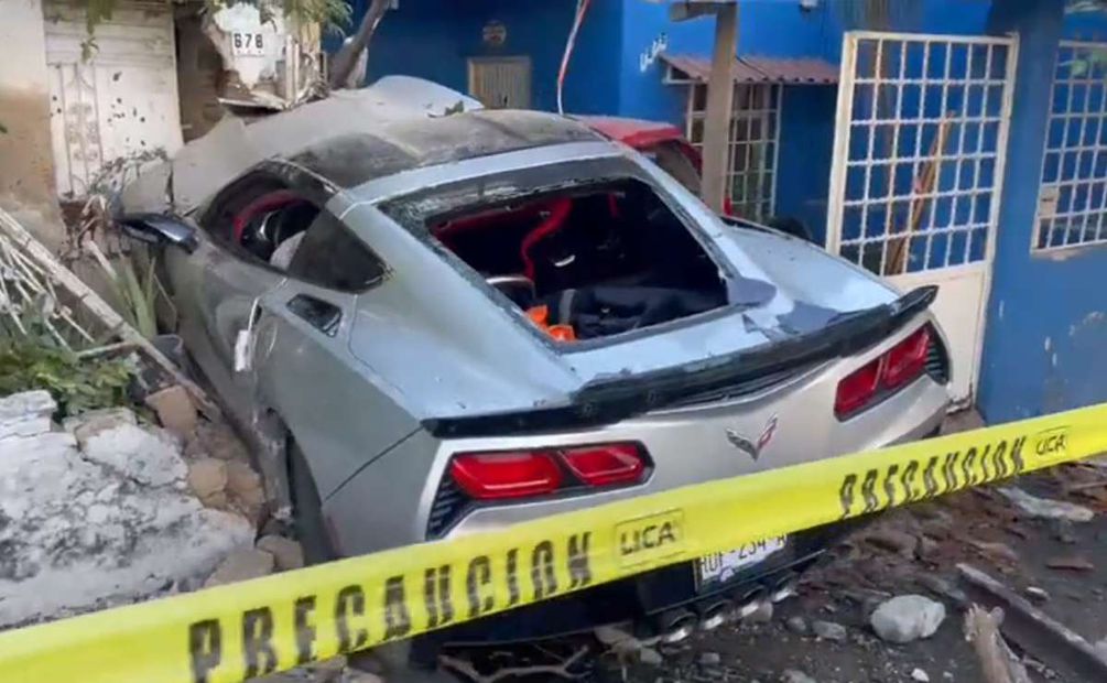 Mujer choca Corvette por despecho en medio de dos casas en Guadalajara. Foto: Captura de pantalla