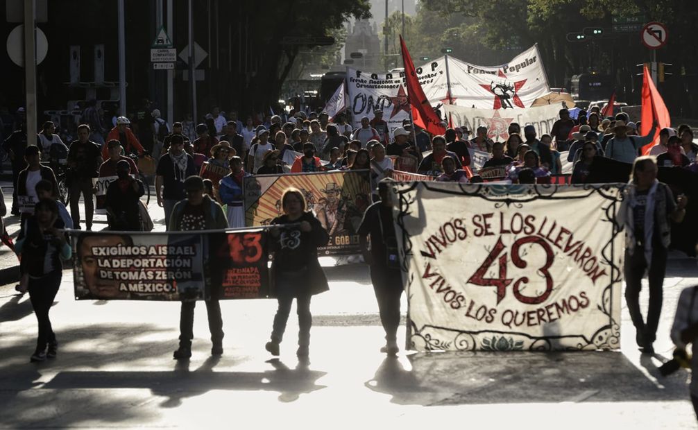 Marchan familiares de los 43 normalistas de Ayotzinapa. Foto: Fernanda Rojas/ EL UNIVERSAL