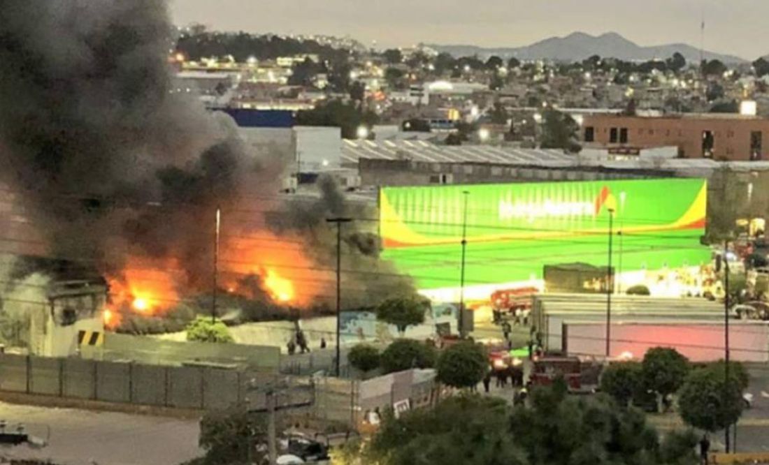 Presuntos ladrones provocan incendios en Aurrera y Walmart en Celaya, Guanajuato