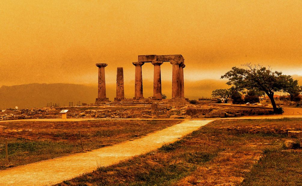 Arena del Sahara tiene del naranja el cielo de Atenas. Foto: EFE