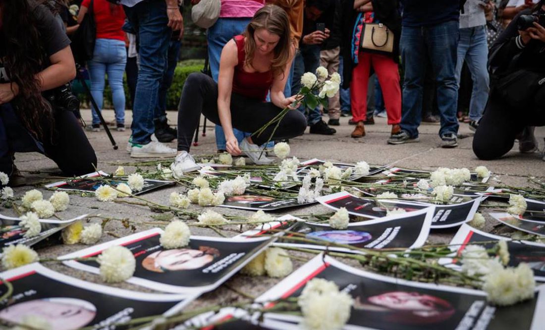 Con fotos, velas y flores, exigen justicia por víctimas del incendio en Juárez frente a Embajada de EU