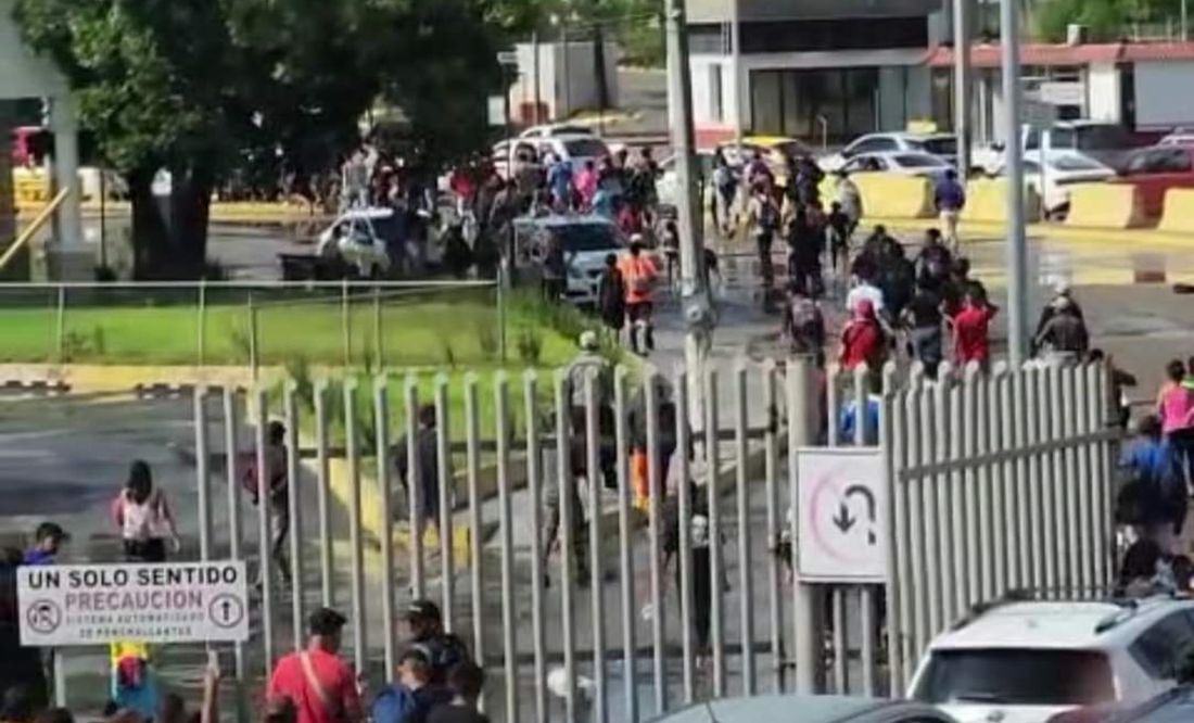 VIDEO: Migrantes hacen 'portazo' y entran a la fuerza a EU por puente de Matamoros, Tamaulipas