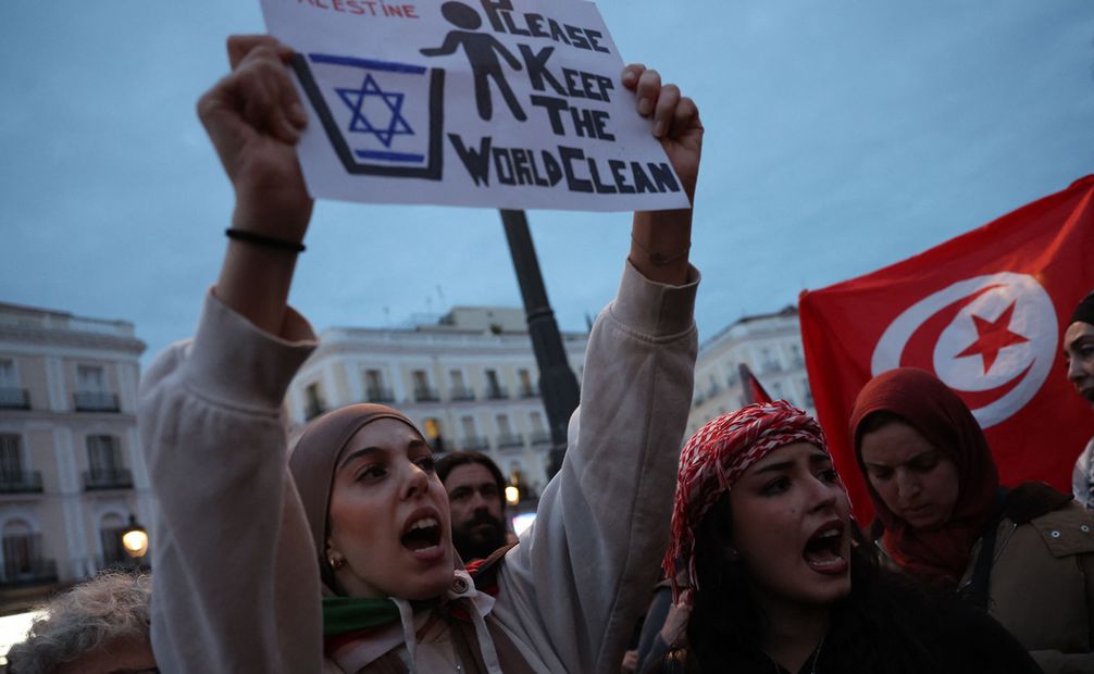 Un manifestante sostiene un cartel durante una acción de apoyo a los palestinos en Madrid. Foto: AFP