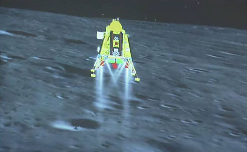 La nave espacial Chandrayaan-3 segundos antes de su exitoso aterrizaje lunar en el polo sur de la Luna. Foto:  AFP