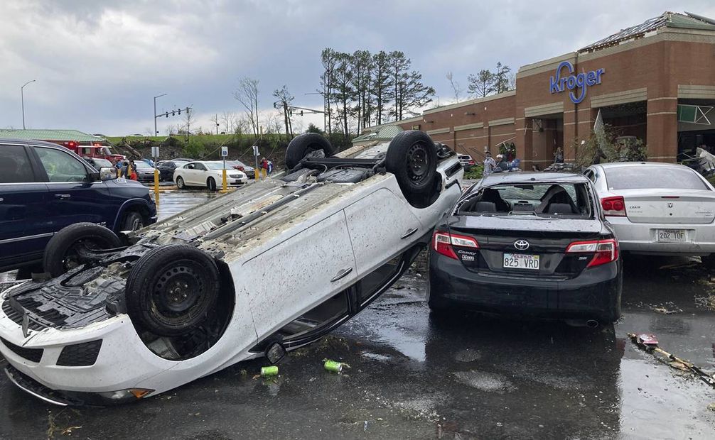 Un automóvil se voltea en un estacionamiento de Kroger después de que una fuerte tormenta arrasara Little Rock. Foto: Andrew DeMillo/AP