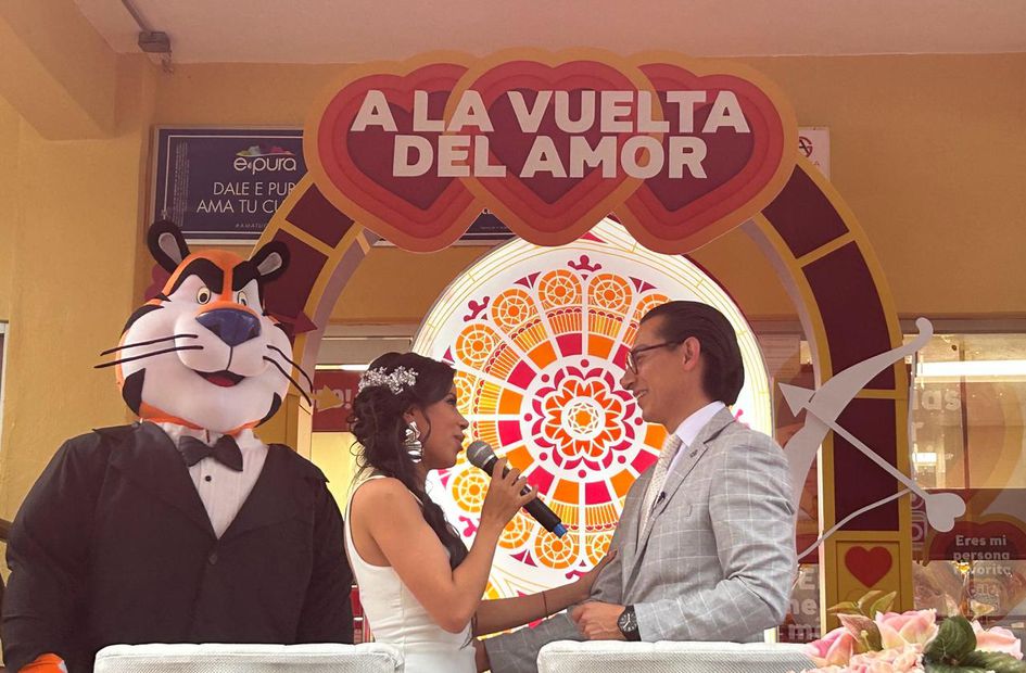 Genaro Hernández y Alondra Vilchis, primer pareja en casarse en un Oxxo. Foto: Karen Velázquez / EL UNIVERSAL
