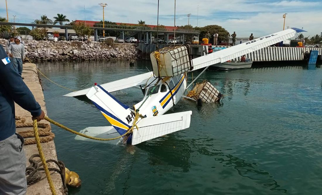 Recuperan avioneta que cayó al mar en Mazatlán; accidente aéreo en el que murió un menor de 3 años