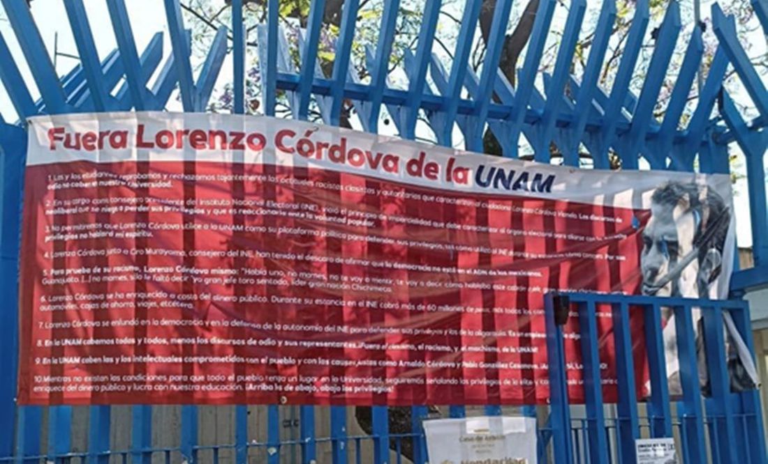 Colocan mantas en la UNAM contra Lorenzo Córdova; consejero Jaime Rivera reprueba 'tufo fascista'