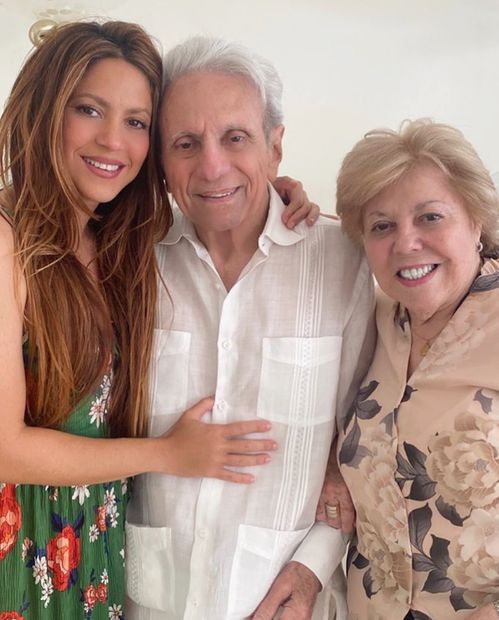 Shakira con su padre, William, y su madre, Nidia del Carmen, los cuales siempre han permanecido muy cerca de la cantante. 
<p>Foto: Instagram, vía @shakira