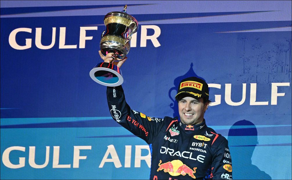 Checo Pérez subió al podio del Gran Premio de Bahréin - Foto: AFP