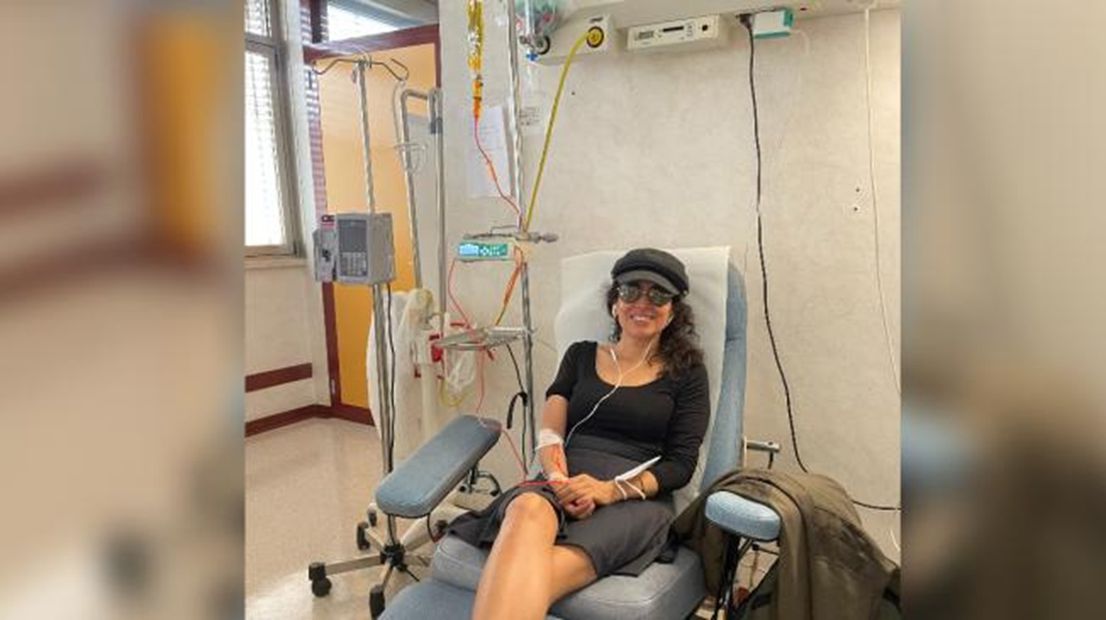 Éricka en el Hospital Gemelli, de Roma, recibiendo una de las transfusiones del tratamiento Temelimab. FOTO: ESPECIAL