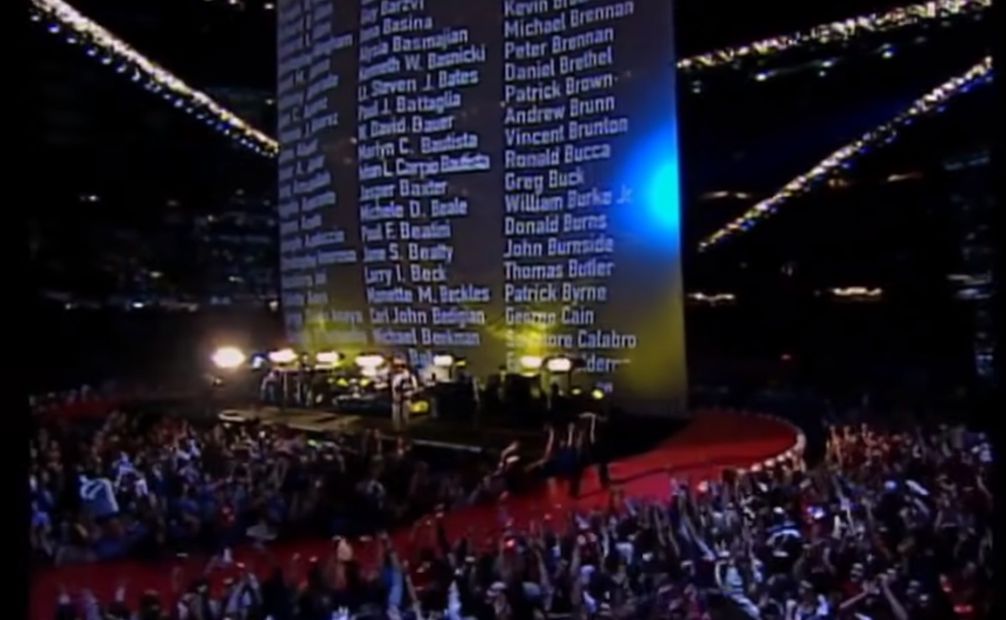 La banda irlandesa conmovió al mundo entero al proyectar los nombres de las vícitmas del 9/11 durante su actuación. Foto: Captura de pantalla.