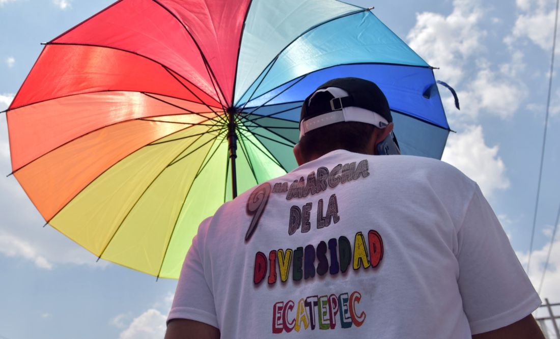 Ondean banderas arcoíris en la novena Marcha de la Diversidad en Ecatepec