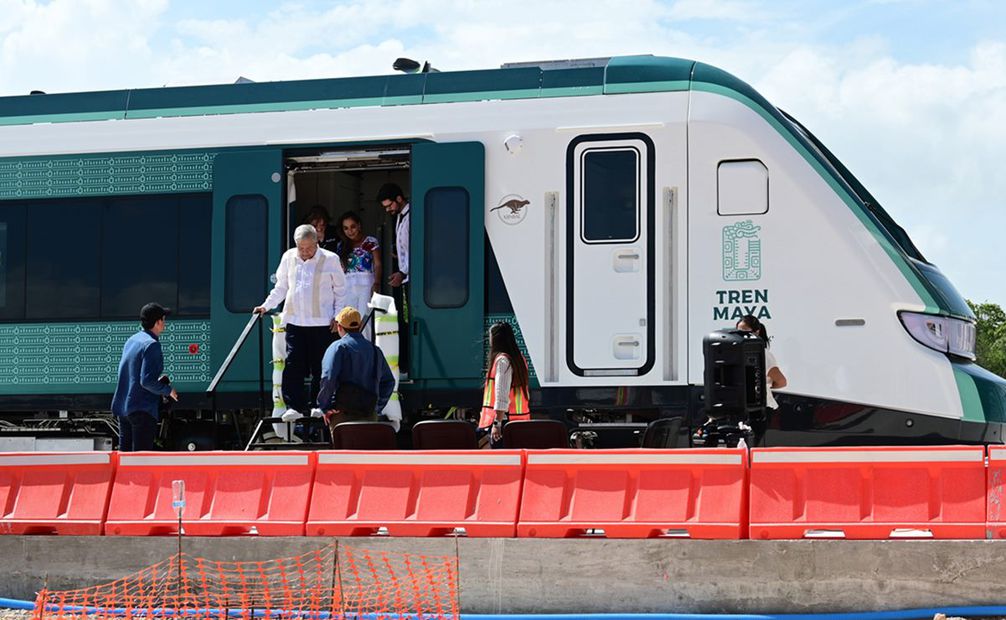 Andrés Manuel López Obrador y gobernadora Mara Lezama abordo del vagón del Tren Maya. Foto: Presidencia