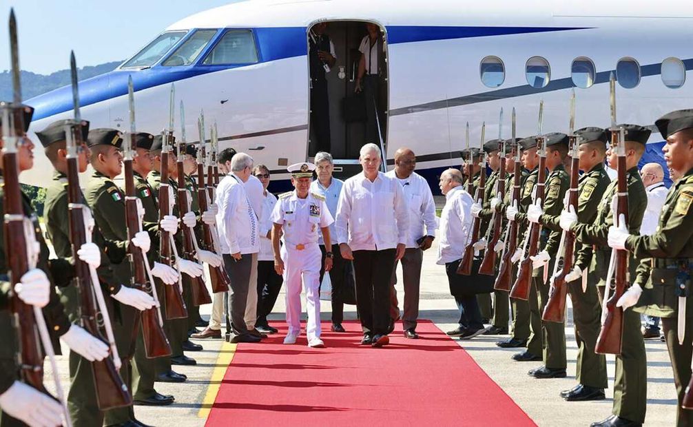 El presidente cubano Miguel Díaz-Canel fue recibido por el secretaria de la Marina, Almirante José Rafael Ojeda Durán. Foto: X @PresidenciaCuba