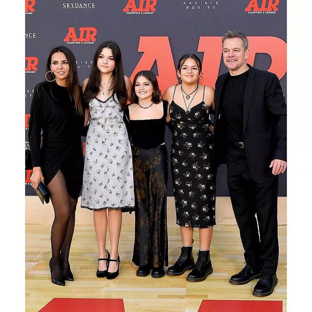 Matt Damon, Luciana Barroso y sus hijas. Foto: Instagram @styleatitspeak