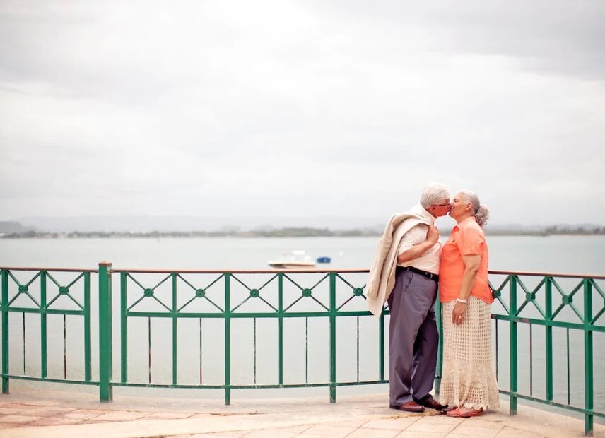 Una pareja de ancianos enterneció al mundo de la internet. Fuente: Pexels