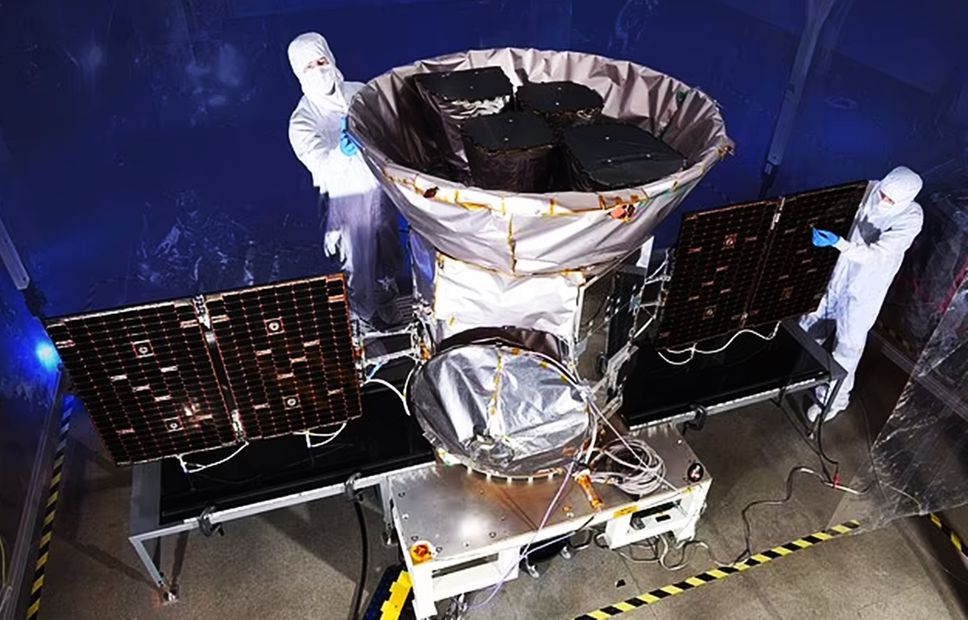 Técnicos de la NASA, trabajando en el satélite Tess.
<p>Foto: NASA