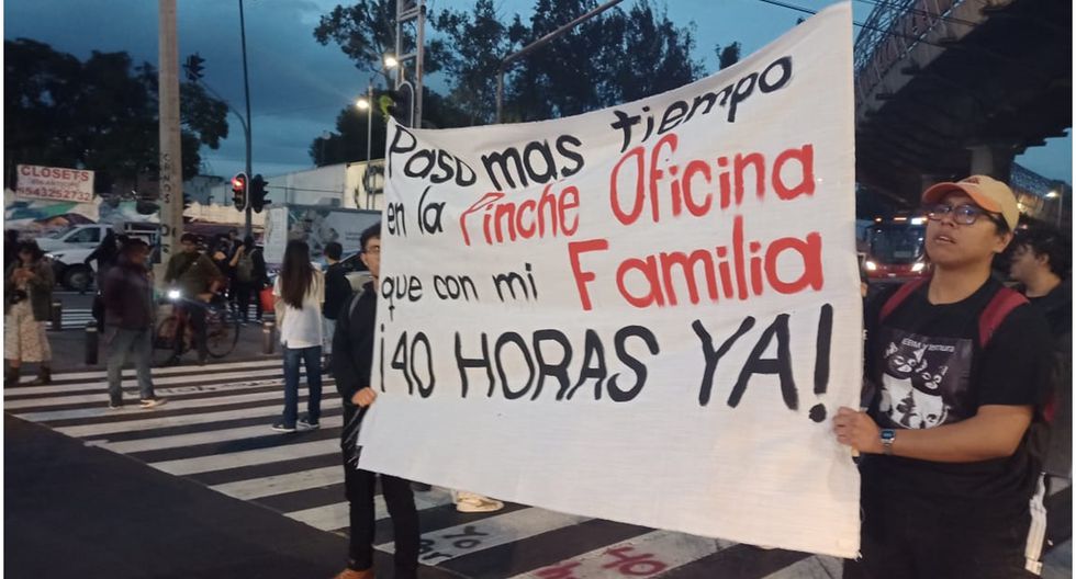 VIDEO: Jóvenes exigen se avale reducción de jornada laboral y bloquean Eduardo Molina; policías los encapsulan