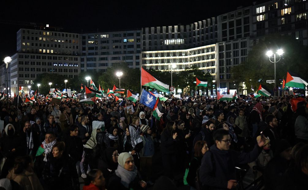 Miles de personas participan en una manifestación en apoyo del pueblo palestino en Berlín. Foto: EFE