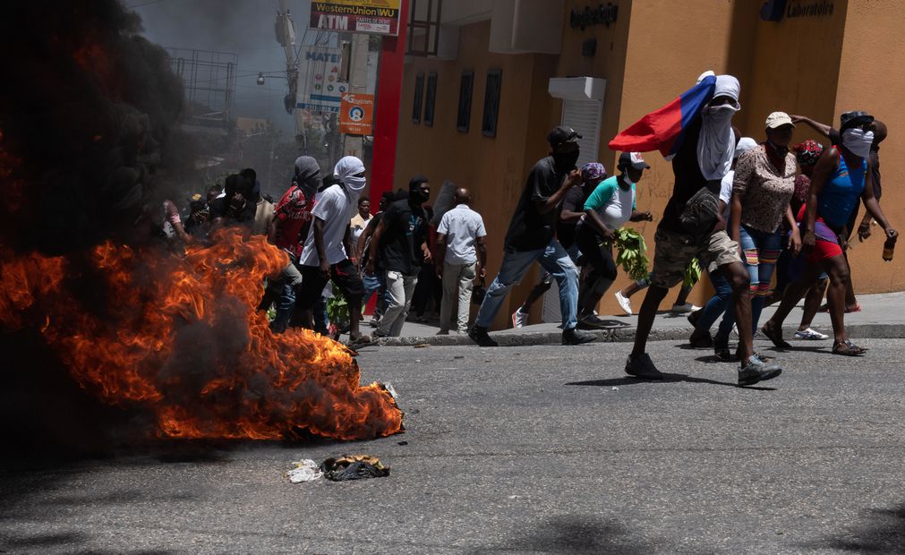 Miles de haitianos salen a la calle para protestar contra la inseguridad. Foto:  EFE/ Johnson Sabin