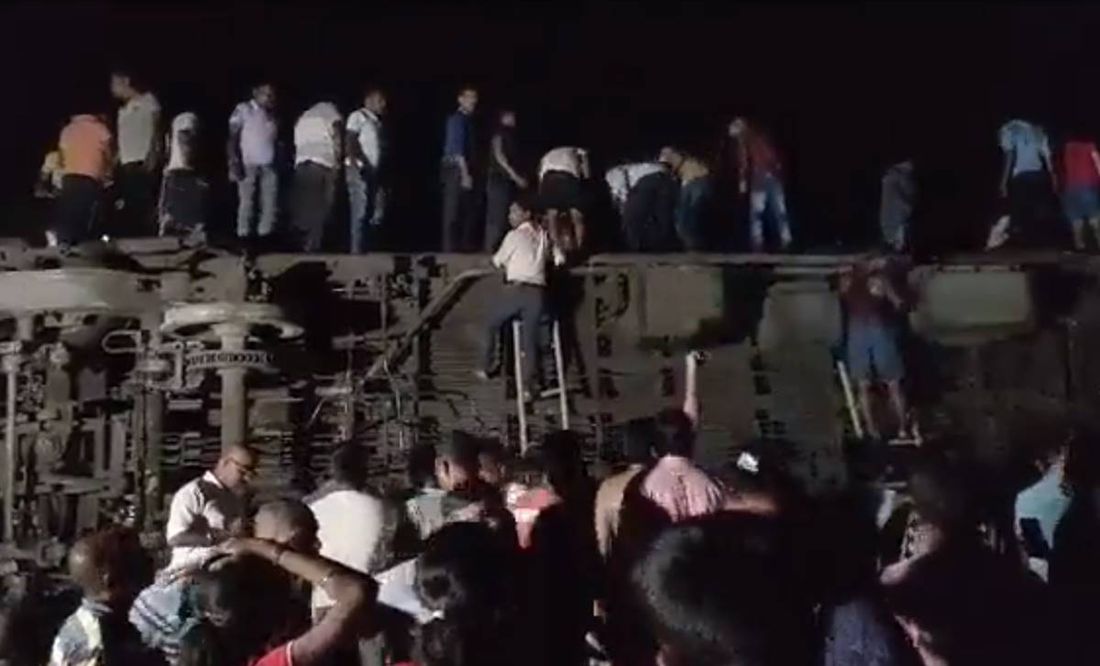 Reportan al menos 30 muertos por choque de trenes en la India