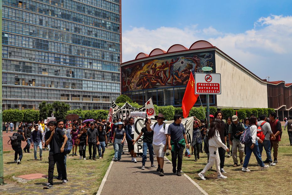 Estudiantes de la UNAM marcharon en Ciudad Universitaria para exigir que se mantengan las becas.
<p>Foto: Hugo Salvador/ El Universal