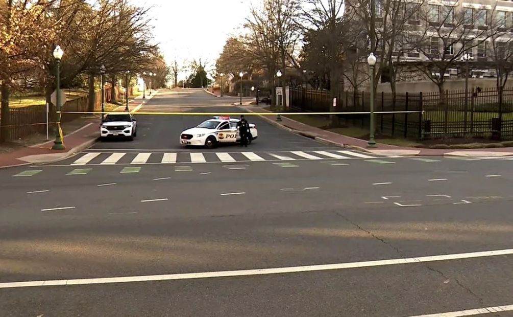 En esta imagen tomada de un video, la policía vigila la embajada de Israel en Washington. Foto: AP