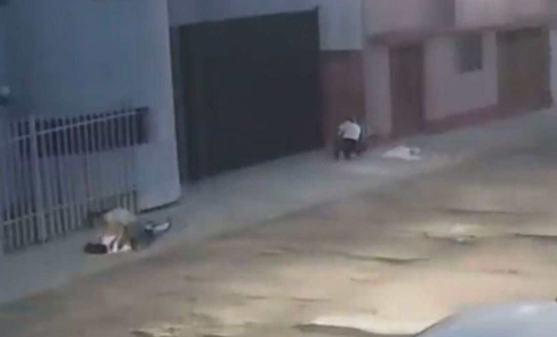 VIDEO: Pareja de estudiantes dan brutal golpiza a compañeros; los mandan al hospital