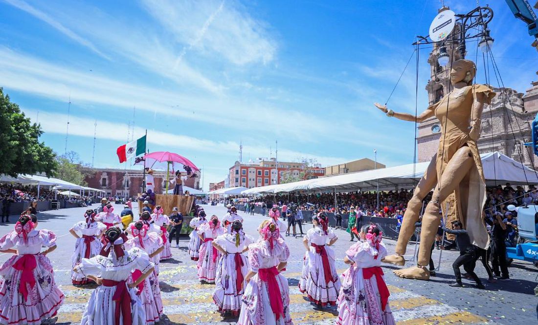 Carros alegóricos engalanan desfile de Primavera de la Feria de San Marcos 2023