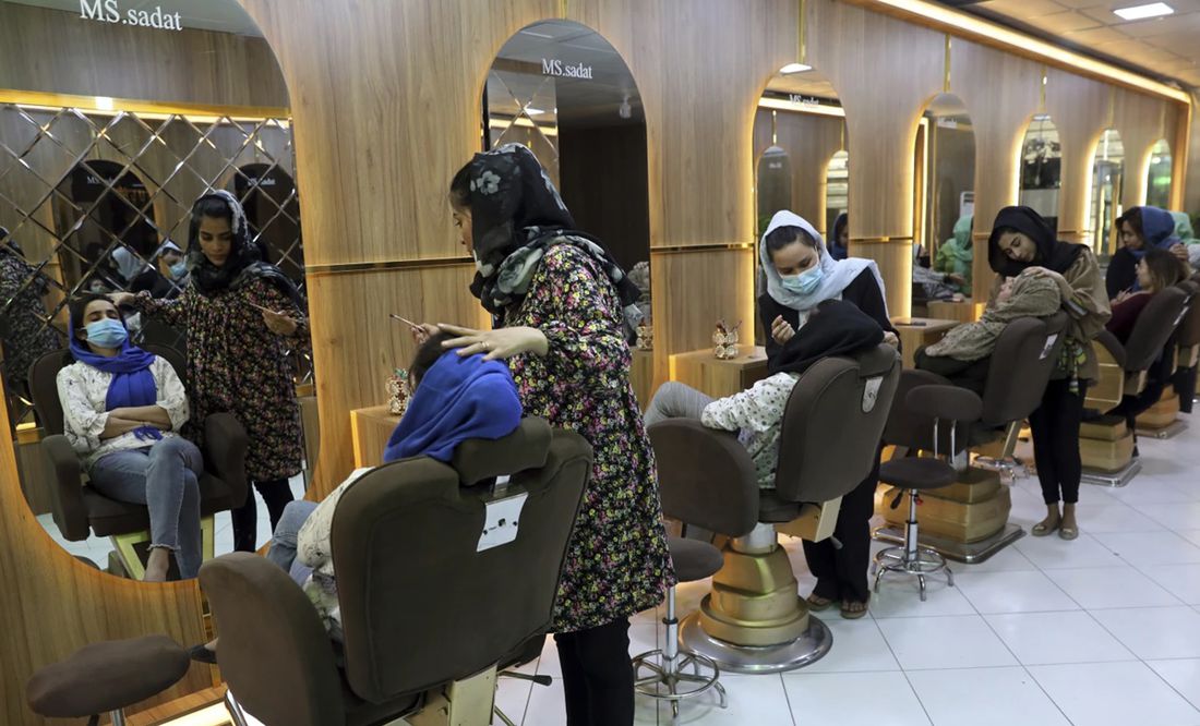 Talibanes prohíben salones de belleza para mujeres en Afganistán