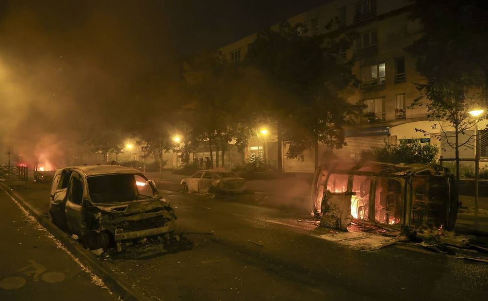 Varios vehículos fueron incendiados en Nanterre, París, en la tercera noche de protestas. Aurelien Morissard/AP